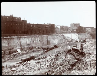 Uitzicht op arbeiders in de enorme uitgraving voor Pennsylvania Station, New York